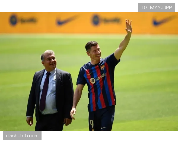 莱万多夫斯基正式加盟巴萨，诺坎普亮相引爆球迷期待